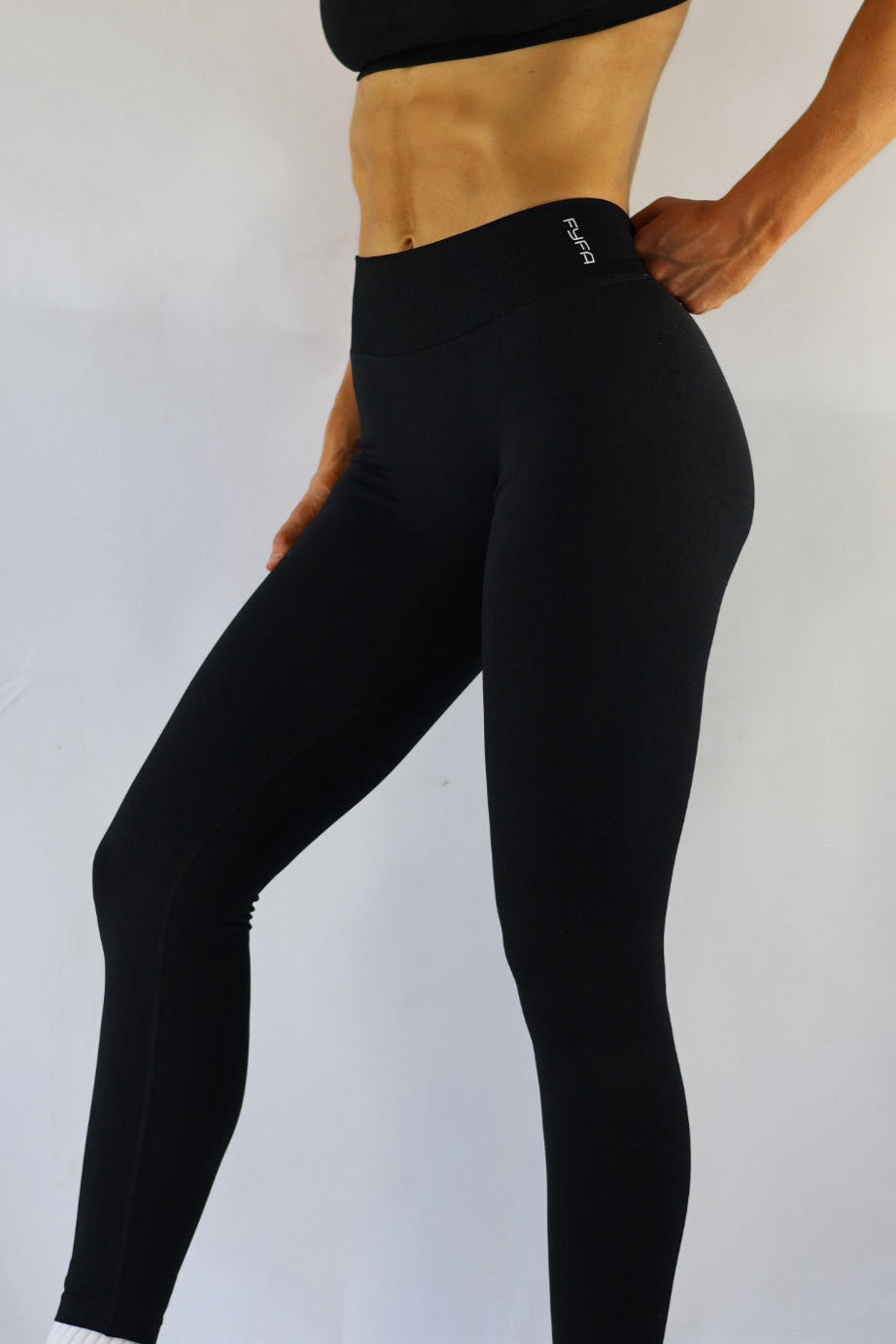 V BACK LEGGINGS - BLACK